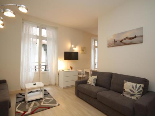 un salon avec un canapé et une table dans l'établissement Grand Studio 27m² avec Balcon en Hyper Centre, Proche Thermes et Commodités - FR-1-608-139, à Le Mont-Dore