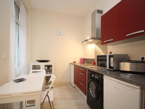 une cuisine avec laveuse et sécheuse dans l'établissement Grand Studio 27m² avec Balcon en Hyper Centre, Proche Thermes et Commodités - FR-1-608-139, à Le Mont-Dore