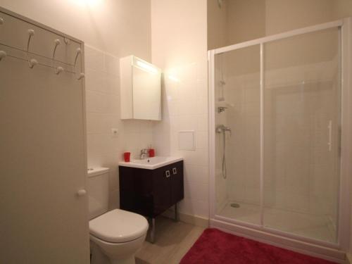 une salle de bain avec une douche, des toilettes et un lavabo dans l'établissement Grand Studio 27m² avec Balcon en Hyper Centre, Proche Thermes et Commodités - FR-1-608-139, à Le Mont-Dore