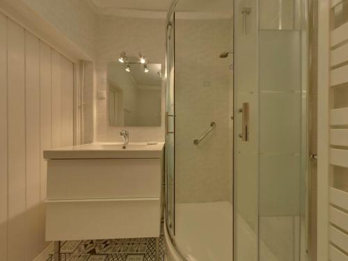 bagno con doccia e lavandino di Maison La Bourboule, 2 pièces, 4 personnes - FR-1-608-140 a La Bourboule