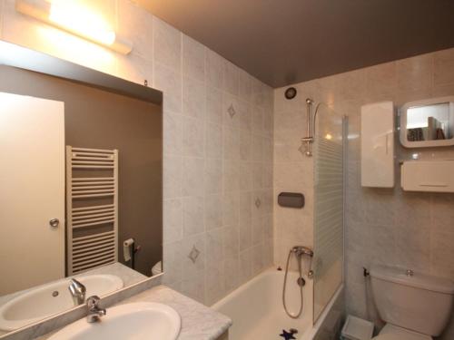 une salle de bain avec un lavabo, une baignoire et des toilettes dans l'établissement Charmant T2 Bis au pied des pistes avec parking et casiers à skis - Mont-Dore - FR-1-608-142, à Le Mont-Dore