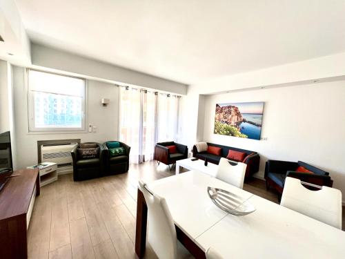 un salon avec un canapé, une table et des chaises dans l'établissement C066-Luxurious apartment with sea view - Cannes, à Cannes
