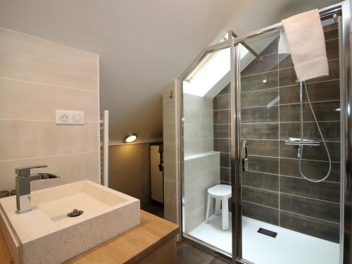ein Badezimmer mit Waschbecken und Dusche in der Unterkunft Charmant Duplex T3 au Mont-Dore, à 300m des Thermes, avec Parking et WiFi ! - FR-1-608-151 in Le Mont-Dore