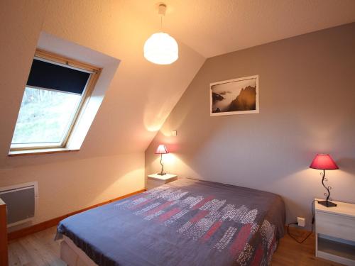 une chambre avec un lit et une fenêtre dans l'établissement Appartement T3 avec Terrasse et Parking Privé - Mont-Dore, Proche Centre et Thermes - FR-1-608-157, à Le Mont-Dore