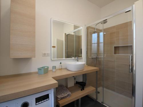 ein Badezimmer mit Waschbecken und Dusche in der Unterkunft LA BOURBOULE CENTRE - Beau T2 rénové, wifi et cuisine équipée - FR-1-608-159 in La Bourboule