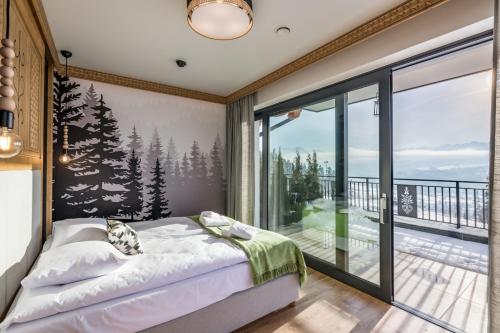 Postel nebo postele na pokoji v ubytování Widokowe Apartamenty na Kępiatym Wzgórzu & Wellness