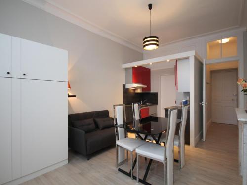 une cuisine et un salon avec une table et des chaises dans l'établissement Studio Central au Mont-Dore - Rénové, Wifi, Proche Thermes et Pistes - FR-1-608-176, à Le Mont-Dore