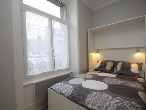 Postel nebo postele na pokoji v ubytování Studio rénové centre Mont-Dore avec wifi - FR-1-608-176