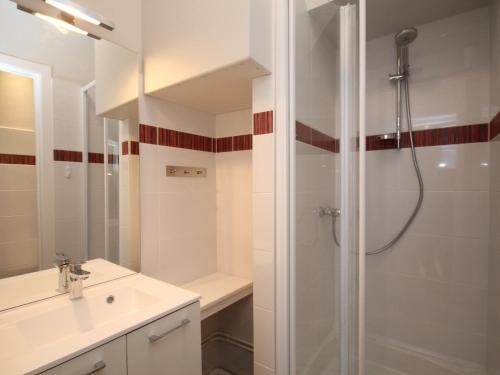 Koupelna v ubytování Studio rénové centre Mont-Dore avec wifi - FR-1-608-176