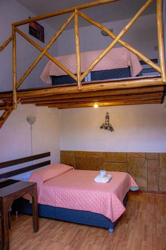 a bedroom with two bunk beds and a table at La casa de theo in Arequipa