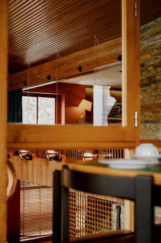 uma sala de estar com lareira e espelho em Parque do Rio Ofir Hotel em Esposende