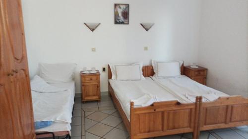 2 camas individuales en una habitación con 2 camas individuales en Къща за гости Бяла Къща, en Kavarna