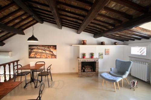ローマにあるCalisto 6のリビングルーム(テーブル、椅子、暖炉付)