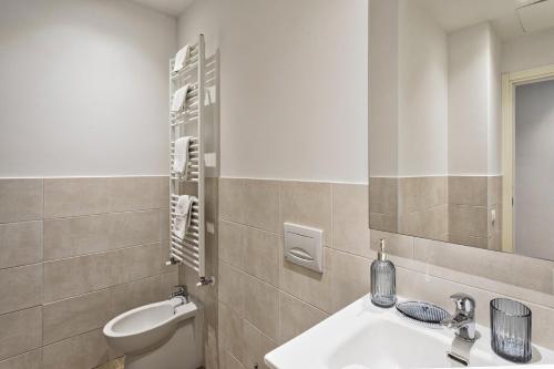 een badkamer met een wastafel en een toilet bij Comfort studio in Brignole de Ferrari by Wonderful Italy in Genua
