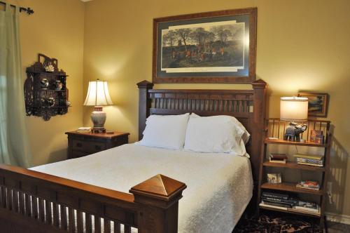 1 dormitorio con 1 cama y una foto en la pared en Inn at Indian Creek en Burton