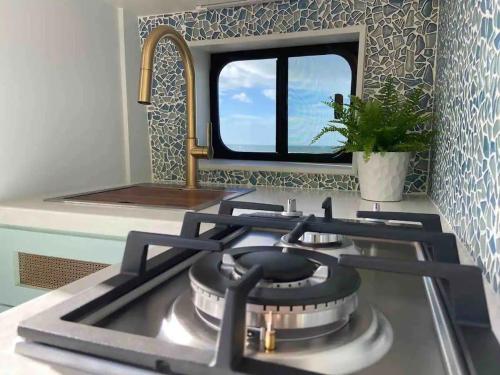 Cuisine ou kitchenette dans l'établissement CampoMar Island Getaway on Wheels