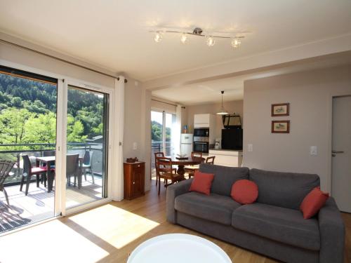 un salon avec un canapé et une table dans l'établissement Bel appartement T3 avec WiFi et parking, Mont-Dore - FR-1-608-13, à Le Mont-Dore