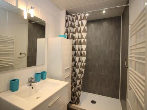 une salle de bain avec un lavabo et une douche dans l'établissement Beau Duplex T3 avec Balcon, Wifi et Parking à 300m du Centre - FR-1-608-16, à Le Mont-Dore