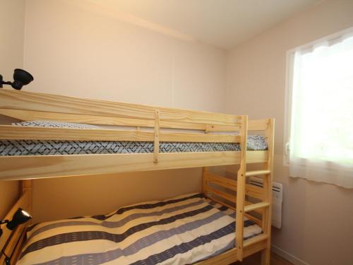 zwei Etagenbetten in einem Zimmer mit Fenster in der Unterkunft Bel appartement T3 avec WiFi et parking, Mont-Dore - FR-1-608-13 in Le Mont-Dore