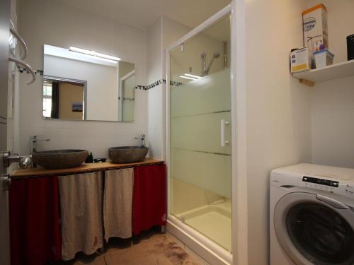 une salle de bain avec deux lavabos et une machine à laver dans l'établissement Hyper Centre Mont-Dore: T3 spacieux avec balcon et WiFi, à côté des Thermes - FR-1-608-23, à Le Mont-Dore