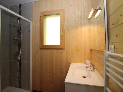 une salle de bain avec lavabo et douche dans l'établissement Chalet spacieux avec terrasse, Wi-Fi et parking - FR-1-608-15, à Le Mont-Dore