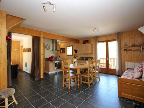 une cuisine et une salle à manger avec une table et des chaises dans l'établissement Chalet 4* avec WIFI au Mont-Dore - FR-1-608-31, à Le Mont-Dore