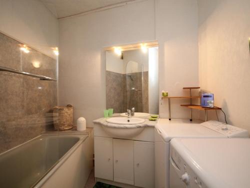 Phòng tắm tại Appartement Mont-Dore, 3 pièces, 6 personnes - FR-1-608-21