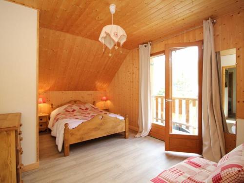 una camera con letto e soffitto in legno di Chalet Mont-Dore, 5 pièces, 8 personnes - FR-1-608-31 a Le Mont-Dore