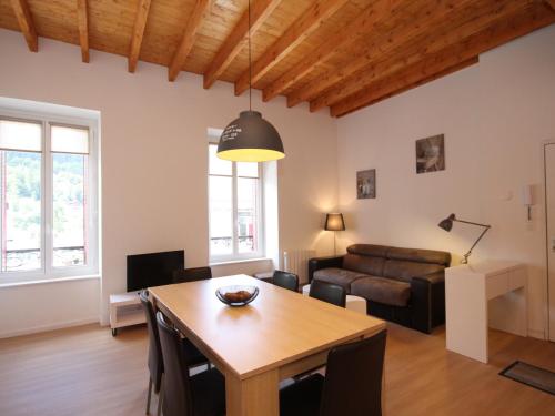 un salon avec une table et un canapé dans l'établissement Mont-Dore: Beau Duplex T3 Rénové pour 6 Pers, 2 Chambres - FR-1-608-30, à Le Mont-Dore