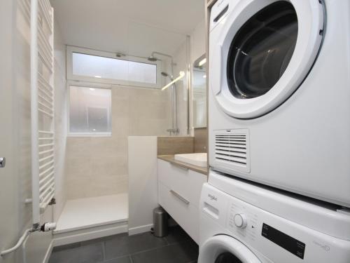 - une buanderie blanche avec lave-linge et sèche-linge dans l'établissement Splendide T3 avec Terrasse et Garage au Mont-Dore, Idéalement Situé Proche Thermes - FR-1-608-24, à Le Mont-Dore