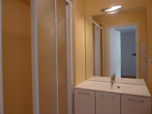 ein Badezimmer mit Waschbecken und Spiegel in der Unterkunft Mont-Dore: Beau Duplex T3 Rénové pour 6 Pers, 2 Chambres - FR-1-608-30 in Le Mont-Dore