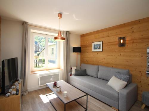 Photo de la galerie de l'établissement Appartement T3 avec Jardin Privatif et WIFI à Mont-Dore, Rénové, Parking et Garage Inclus - FR-1-608-37, à Le Mont-Dore