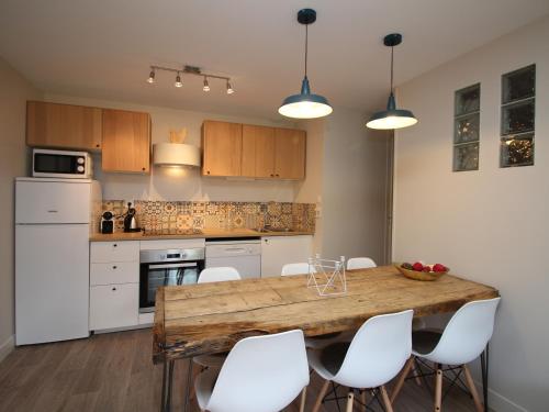 Photo de la galerie de l'établissement Appartement T3 avec Jardin Privatif et WIFI à Mont-Dore, Rénové, Parking et Garage Inclus - FR-1-608-37, à Le Mont-Dore