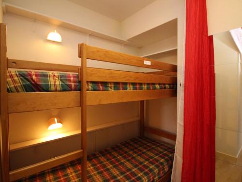 Двухъярусная кровать или двухъярусные кровати в номере Appartement La Bourboule, 3 pièces, 4 personnes - FR-1-608-53