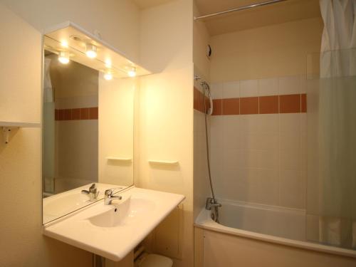 Ванная комната в Appartement La Bourboule, 3 pièces, 4 personnes - FR-1-608-53