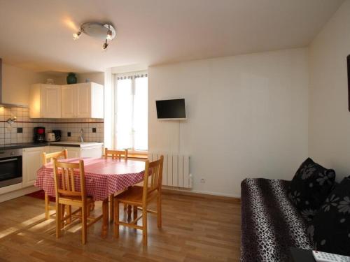 une cuisine et une salle à manger avec une table et des chaises dans l'établissement T3 au Mont-Dore avec wifi, proche centre, idéal familles, 5 pers, 2 chambres - FR-1-608-35, à Le Mont-Dore