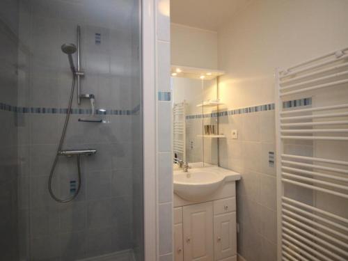 une salle de bain avec une douche et un lavabo et une douche dans l'établissement T3 au Mont-Dore avec wifi, proche centre, idéal familles, 5 pers, 2 chambres - FR-1-608-35, à Le Mont-Dore