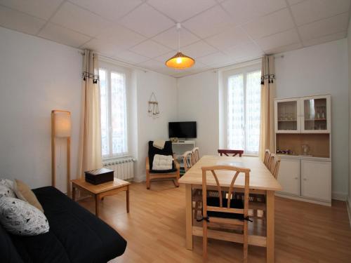 Lumineux T4 à La Bourboule, 6 pers, proche centre, tout équipé, cour privée, 68m² - FR-1-608-39