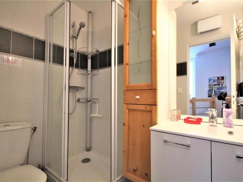 y baño con ducha, aseo y lavamanos. en Appartement Mont-Dore, 2 pièces, 4 personnes - FR-1-608-68, en Le Mont-Dore