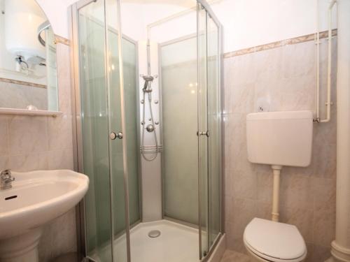 une salle de bain avec une douche, des toilettes et un lavabo dans l'établissement Appartement T1 avec ascenseur au centre de Mont-Dore pour 4 personnes, non accessible PMR - FR-1-608-60, à Le Mont-Dore
