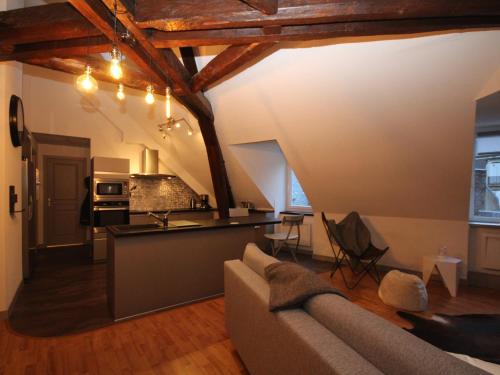 un salon avec un canapé et une cuisine dans l'établissement Hyper Centre Mont-Dore - T3 Bis 3 étoiles avec Wifi, Proche Commerces et Thermes - FR-1-608-42, à Le Mont-Dore