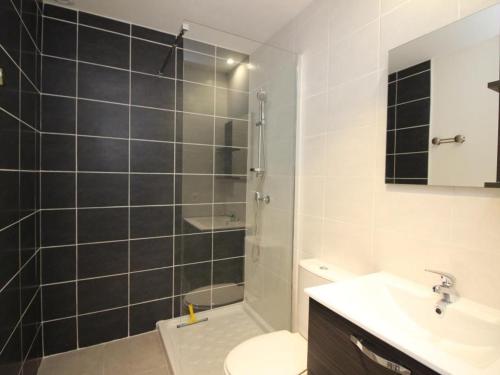 une salle de bain avec une douche, des toilettes et un lavabo dans l'établissement Bel Appartement T3 avec WIFI au Centre du Mont-Dore, Proche des Thermes - FR-1-608-49, à Le Mont-Dore