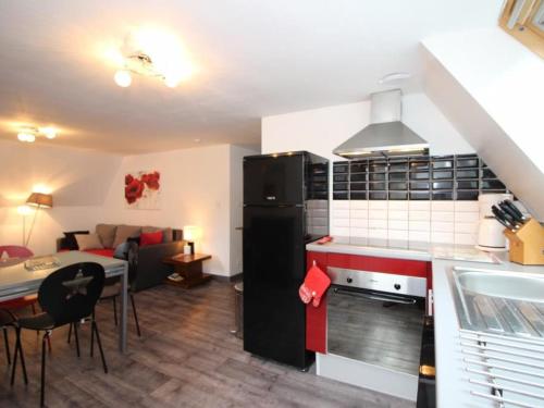 Il dispose d'une cuisine et d'un salon avec une table et un réfrigérateur. dans l'établissement Mont-Dore : T3 47m² avec Wi-Fi, proche centre et Thermes, pour 4 pers. - FR-1-608-50, à Le Mont-Dore