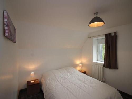 - une chambre avec un lit et une fenêtre avec deux lampes dans l'établissement Mont-Dore : T3 47m² avec Wi-Fi, proche centre et Thermes, pour 4 pers. - FR-1-608-50, à Le Mont-Dore