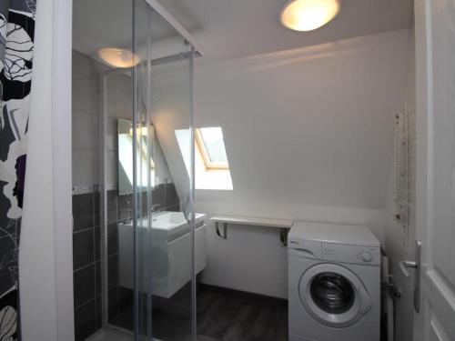 une salle de bain avec une machine à laver et un lavabo dans l'établissement Mont-Dore : T3 47m² avec Wi-Fi, proche centre et Thermes, pour 4 pers. - FR-1-608-50, à Le Mont-Dore
