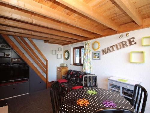 une pièce avec une table et une salle à manger dans l'établissement Mont-Dore Duplex 40m² avec Balcon, Wifi et Parking - FR-1-608-51, à Le Mont-Dore