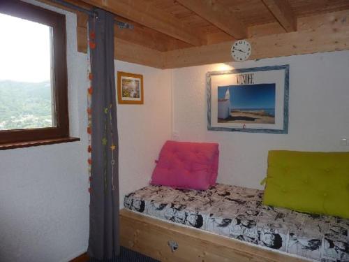 une petite pièce avec un lit et une fenêtre dans l'établissement Mont-Dore Duplex 40m² avec Balcon, Wifi et Parking - FR-1-608-51, à Le Mont-Dore