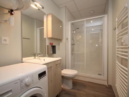 La salle de bains est pourvue d'un lavabo et d'une douche. dans l'établissement Appartement T2 Central avec Ascenseur et WIFI au Mont-Dore - FR-1-608-63, à Le Mont-Dore