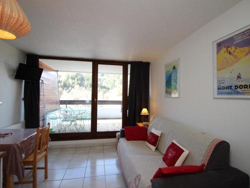 un salon avec un canapé et une table dans l'établissement Mont-Dore Studio avec Terrasse, Parking et Wifi - FR-1-608-55, à Le Mont-Dore