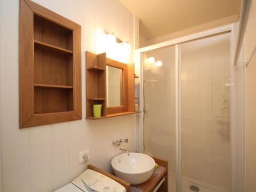 une salle de bain avec toilettes, lavabo et douche dans l'établissement Mont-Dore : T2 avec balcon et WIFI - FR-1-608-58, à Le Mont-Dore